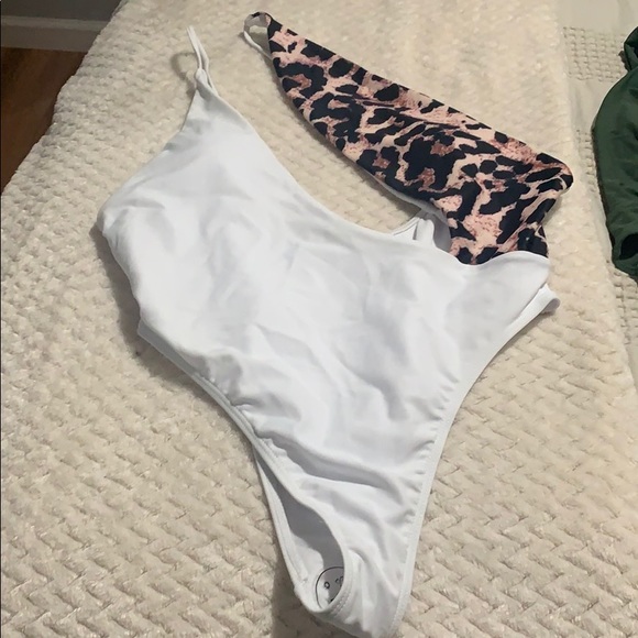 Monokini - Picture 3 of 5